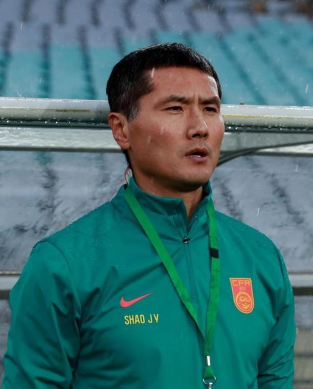 国足0-2喀麦隆:开局猝死下半场续命,高端局学费交值了