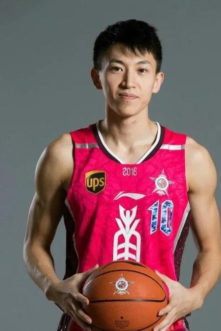 保利体育登录入口-37岁男篮传奇人物:身家早已过亿,打20年拿5冠,是CBA现役常青树