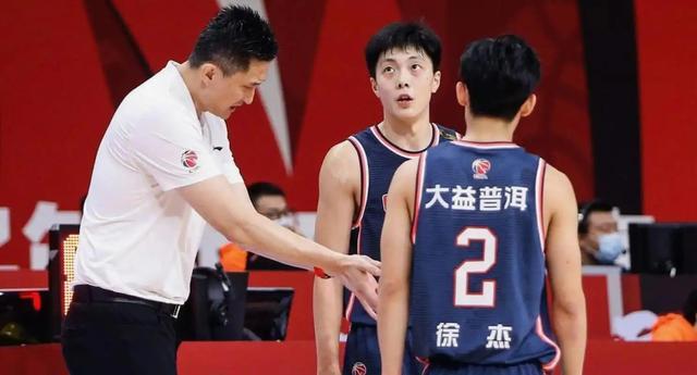 73掀翻11冠王!广东12次失误创新低,主帅临场调整为啥掉链子