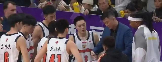 73掀翻11冠王!广东12次失误创新低,主帅临场调整为啥掉链子
