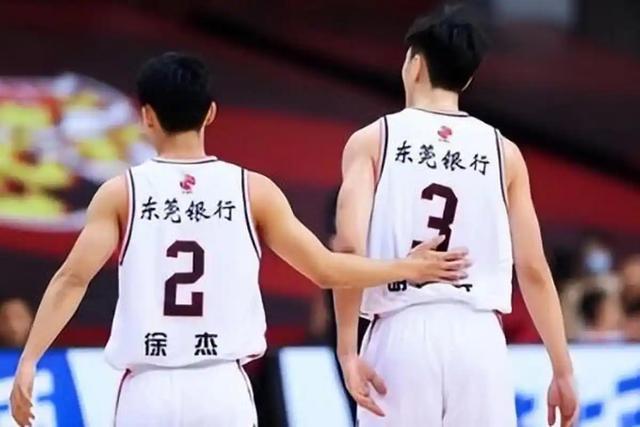 73掀翻11冠王!广东12次失误创新低,主帅临场调整为啥掉链子